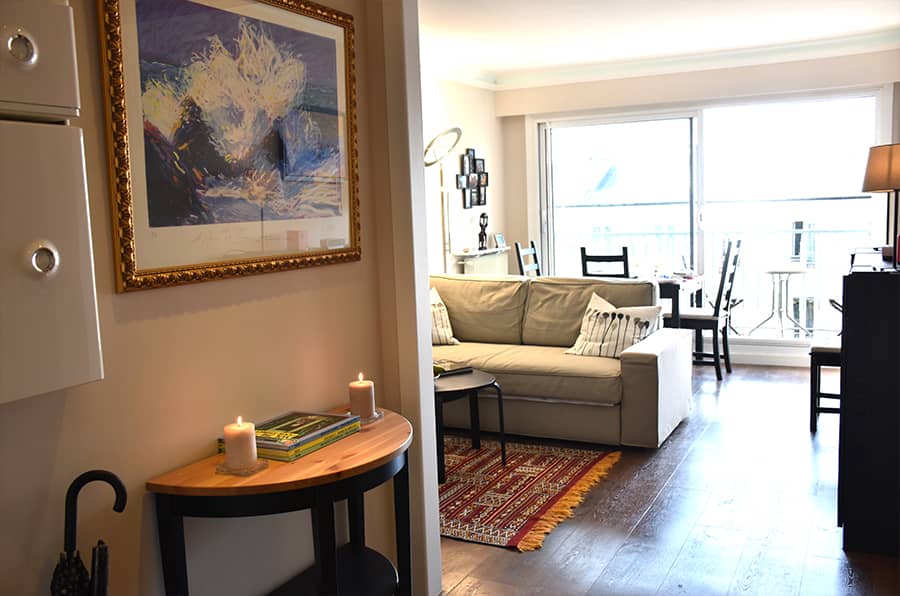 Porte de Versailles - living room seen from the foyer