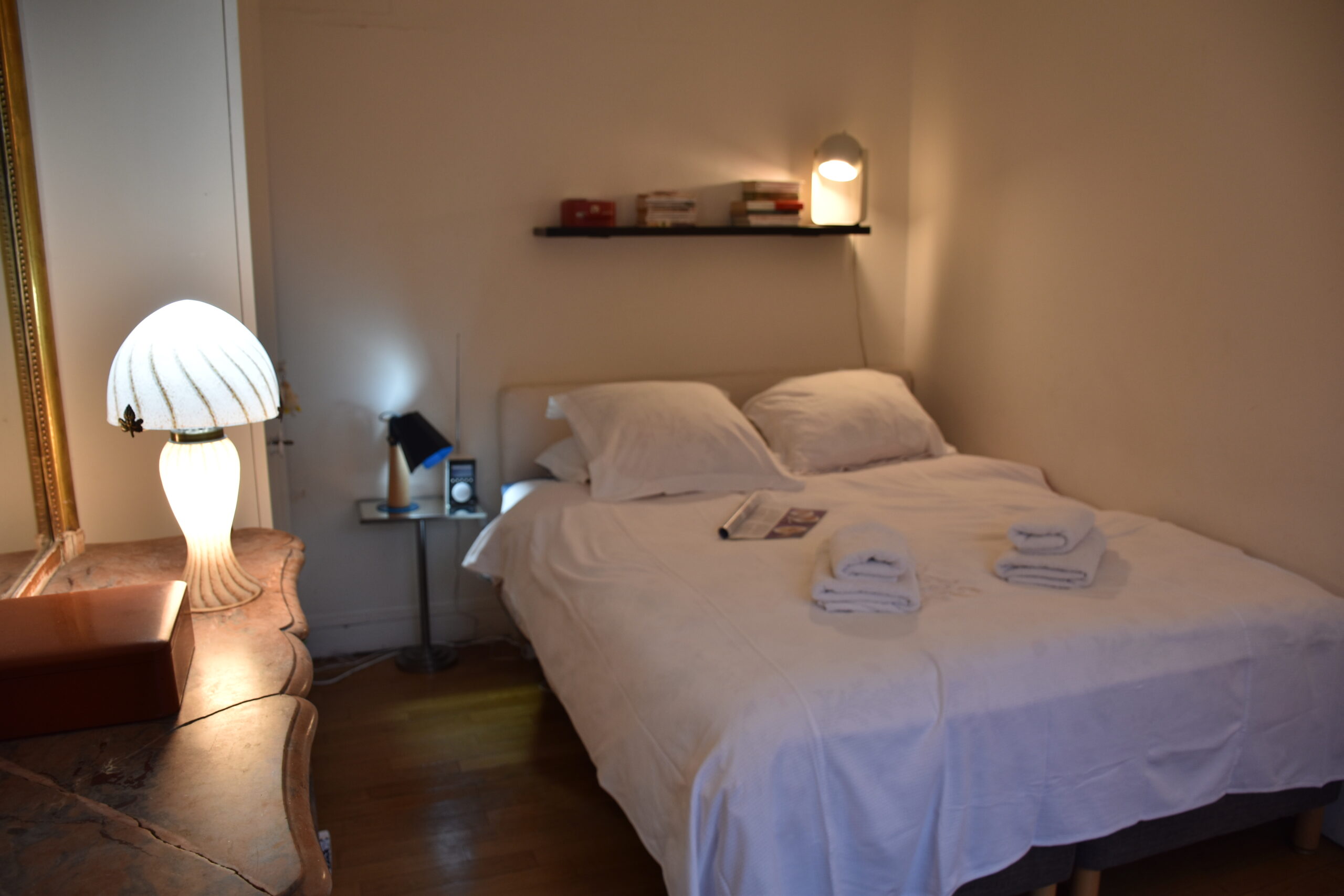 Rue de Paradis - bedroom with a double bed