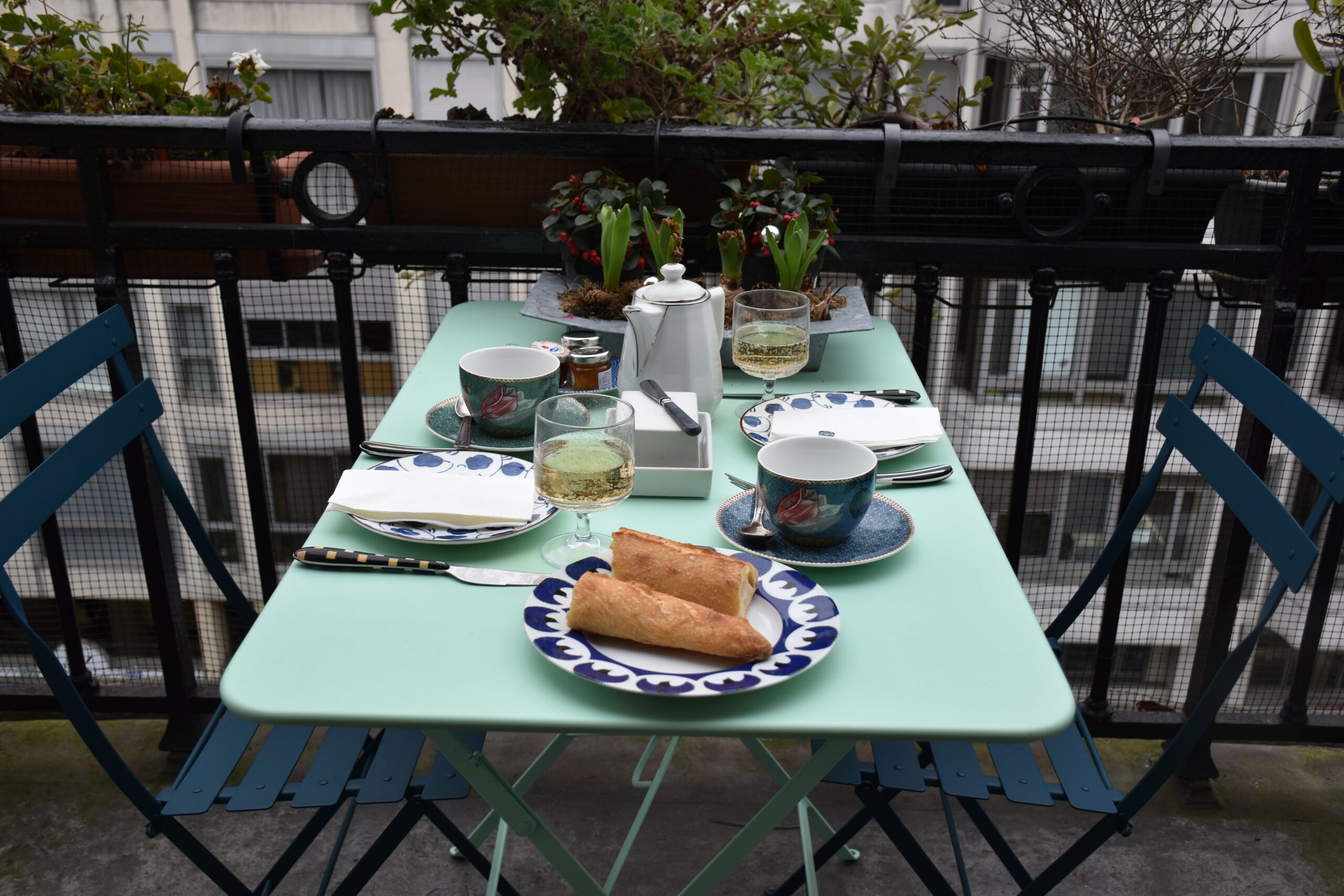 Rue de Paradis - breakfast on the terrace