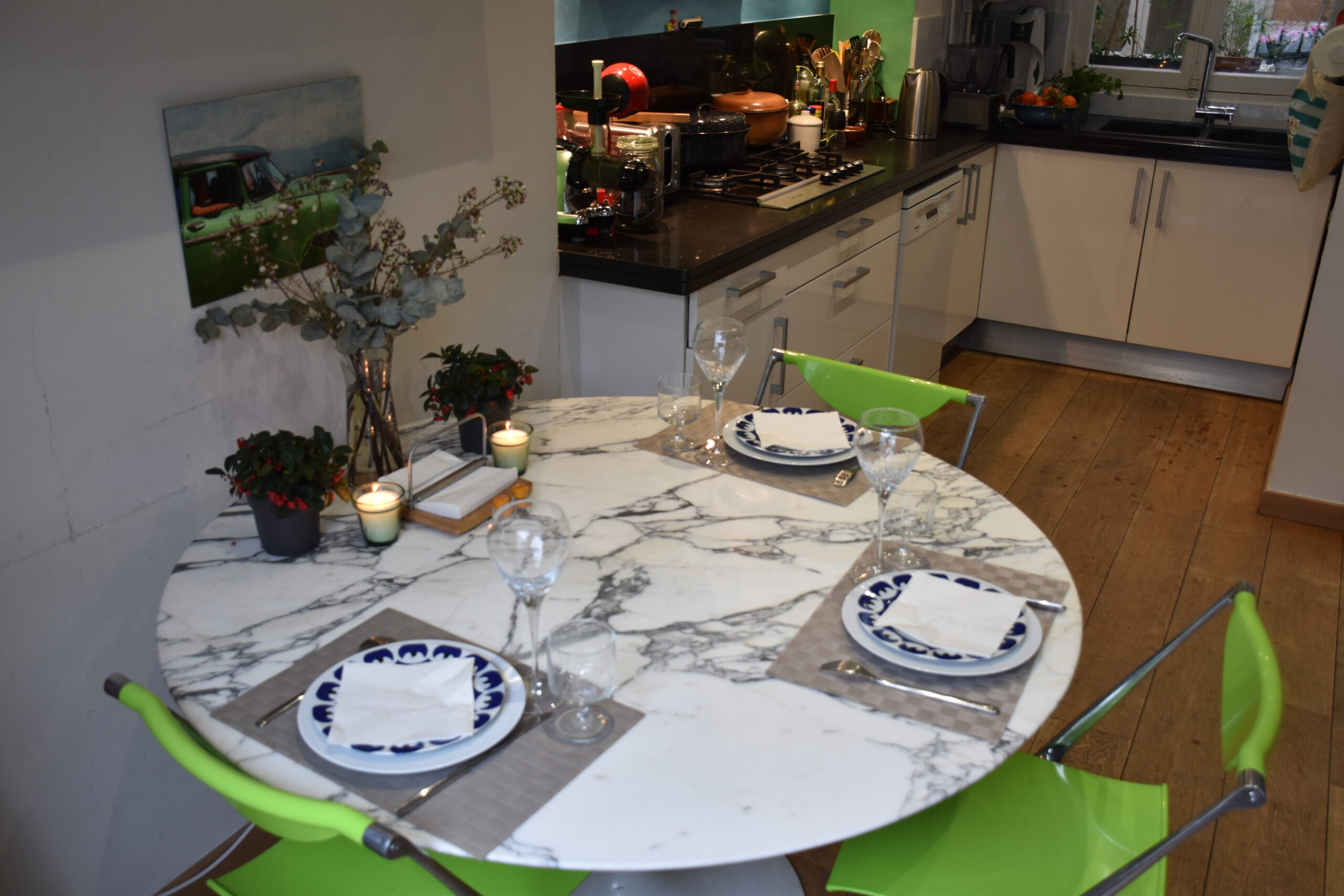 Rue de Paradis - dining table in kitchen